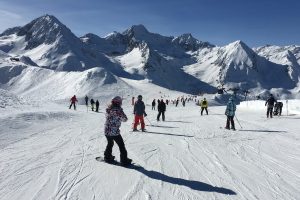 Snowboarding and skiing at Peyragudes