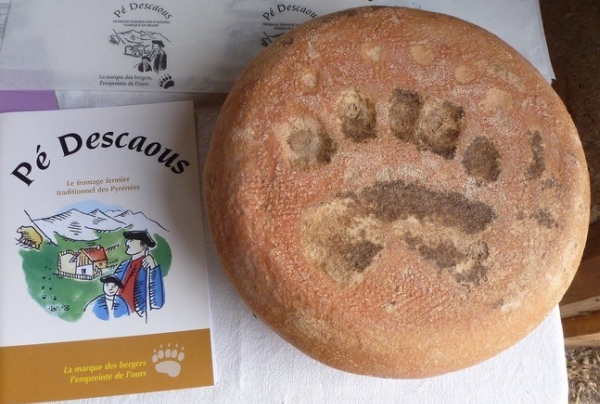 The Pé Descaous cheese has the imprint of a bear's paw on top